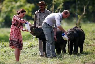 Príncipe britânico William e sua esposa, Kate, durante visita à Índia