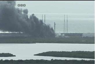 Coluna de fumaça é vista no local da explosão no Cabo Canaveral