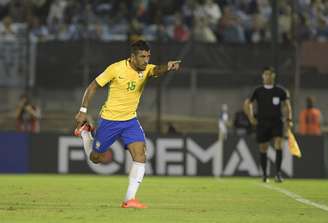 Paulinho comemora um dos três gols que marcou na goleada do Brasil em cima do Uruguai pelas Eliminatórias