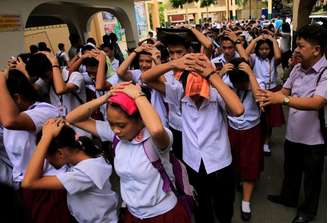 Estudantes são removidos de escola, depois que um terremoto atingiu a ilha filipina de Luzon 11/08/2017 REUTERS/Romeo Ranoco