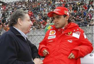 Jean Todt conversa com Massa no GP do Japão de 2008
 12/10/2008    REUTERS/Issei Kato