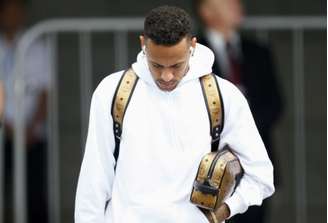 Neymar deixou o hotel da Seleção Brasileira cabisbaixo (Foto: AFP/BENJAMIN CREMEL)