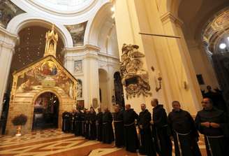 Frades franciscanos aguardam papa Francisco no interior da Basílica de Santa Maria dos Anjos em Assis
 4/10/2013    REUTERS/Stefano Rellandini