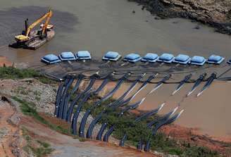 Maquinário da Sabesp coleta aguá do reservatório Jaquari em São Pualo
12/02/2015 REUTERS/Paulo Whitaker