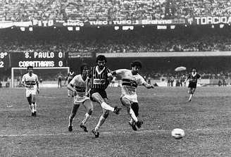 Sócrates abre o placar do primeiro jogo da decisão do paulista de 1983