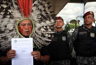 Líderes de povos indígenas protestam em outra manifestação em frente ao Centro Cultural Banco do Brasil (CCBB), sede do governo de transição, em Brasília.