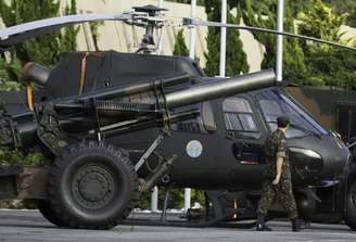 Militares averiguam veículos expostos para festa de formatura de soldados no Comando Militar do Sudeste, zona sul de São Paulo, na tarde desta terça-feira (26). 31 de março também será festejado no local.