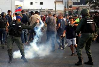 Militar atira bomba de gás lacrimogêneo  próximo à base aérea La Carlota em Caracas
30/04/2019
REUTERS/Carlos Garcia Rawlins     