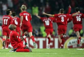 Em 2004/05, Liverpool fez história (Foto: Filippo Monteforte / AFP)