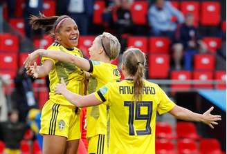 Madelen Janogy comemora após marcar o segundo gol da Suécia sobre o Chile