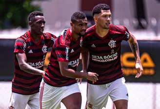 Yuri César, Wendel e Vitor Gabriel comemoram a vitória do Flamengo sobre o Vasco (Foto: Marcelo Cortes/CRF)