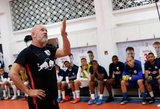 Antônio Carlos Zago deixa Bragantino para assumir o Kashima Antlers, do Japão.