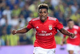 Gedson Fernandes pelo Benfica: meia pode ser comandado pelo também português José Mourinho (Foto: AFP)