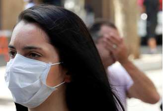 Mulher usa máscara em região central de Porto Alegre  19/3/2020 REUTERS/Diego Vara