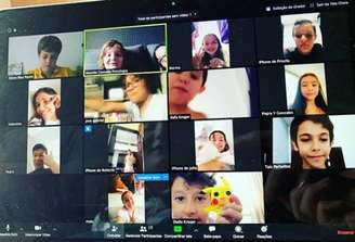 Crianças de 10 a 12 anos se reuniram por webcam para matar as saudades. 