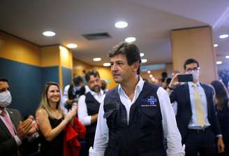 Ministro da Saúde, Luiz Henrique Mandetta, é aplaudido por equipe da pasta ao chegar para entrevista coletiva em Brasília
06/04/2020 REUTERS/Adriano Machado
