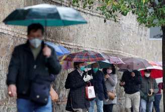 Pessoas fazem fila, em Roma, para receber máscaras de proteção gratuitas compradas por evangélicos na China
22/04/2020
REUTERS/Yara Nardii