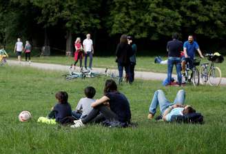 Pessoas em parque de Paris
10/05/2020 REUTERS/Charles Platiau