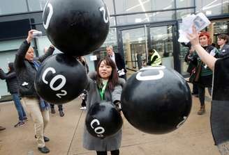 Ativistas protestam contra comérco de emissões de dióxido de carbono em Bonn
17/11/2017 REUTERS/Wolfgang Rattay