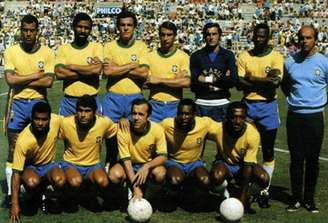 Com Fontana (terceiro da direita para a esquerda) na zaga, Brasil encarou a Romênia (Foto: Acervo CBF)