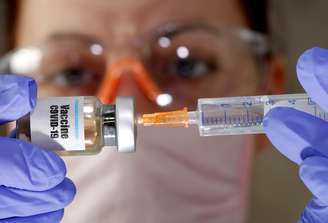 Mulher segura seringa e frasco rotulado como de vacina para Covid-19 e foto de ilustração
10/04/2020 REUTERS/Dado Ruvic