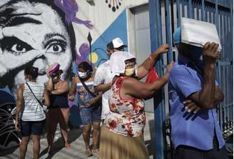 Pessoas esperam em fila do lado de fora de agência da Caixa para receber o auxílio emergencial do governo durante a pandemia
27/04/2020
REUTERS/Ricardo Moraes