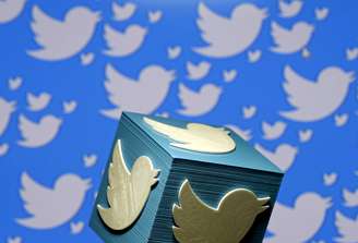 Imagem em 3D do logotipo do Twitter. 26/1/2016.  REUTERS/Dado Ruvic