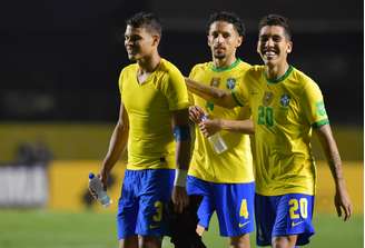 Thiago Silva, Roberto Firmino e Marquinhos comemoram após a partida