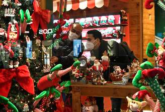 Pessoas com máscaras de proteção fazem compras em loja na Lombardia, na Itália
01/12/2020 REUTERS/Flavio Lo Scalzo