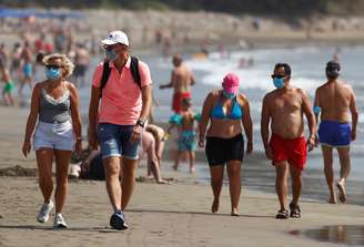 Pessoas de máscara em praia das Ilhas Canárias
14/08/2020
REUTERS/Borja Suarez