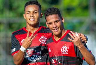Lázaro (ao lado de Thiaguinho) marcou três gols nesta tarde (Foto: Marcelo Cortes / Flamengo)