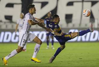 Lucas Veríssimo foi destaque do Santos nos dois jogos contra o Boca Juniors. (Foto: AFP)