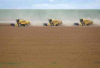 Trabalhos de colheita de soja em Nova Mutum, no Mato Grosso
REUTERS/Paulo Whitaker 