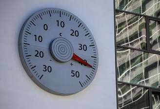 Termômetro mostra temperatura de 40 graus Celsius em Bonn, na Alemanha
31/07/2020 REUTERS/Wolfgang Rattay