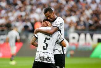 Jô e Gabriel festejam gol no clássico contra o Santos, que teve43.583 pagantes (Foto: Rodrigo Coca/Ag. Corinthians)
