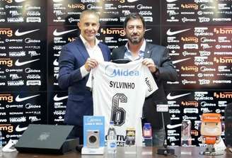 Duílio ao lado de Sylvinho durante a apresentação do treinador (Foto: Rodrigo Coca/Ag. Corinthians)