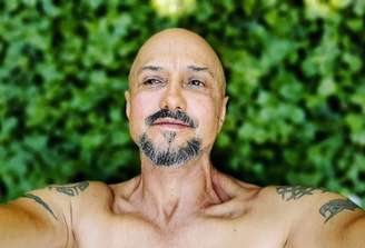 "Sou um cara muito feliz. Já vivi praticamente o dobro da expectativa de um homem trans no Brasil, que é de 35 anos", diz Leo Moreira Sá