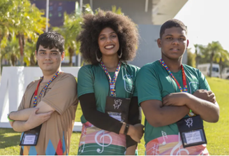  Três alunos com autismo levaram a medalha de ouro para casa na Olimpíada Brasileira de Matemática das Escolas Públicas (OBMEP), entre mais de mil medalhistas da categoria. 