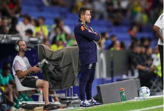 Ramon Menezes com cara de poucos amigos durante amistoso da Seleção Brasileira em Portugal –