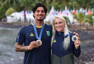 Gabriel Medina e Tatiana mostram as medalhas conquistadas nos Jogos Olímpicos