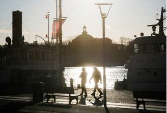 Pessoas passam pelo cais de Standvagen, em Estocolomo, Suécia
20/11/2020
TT News Agency/Fredrik Sandberg via REUTERS