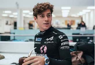 Franco Colapinto na fábrica da Alpine 