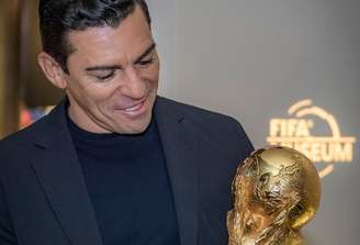 Lúcio segura troféu