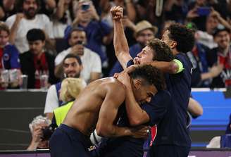 Doué, João Neves e Marquinhos comemoram gol pelo PSG