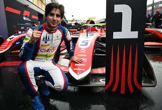 Rafarel Câmara comemorando o título na Hungria. Vamos comemorar sim. Mas sem grandes empolgações