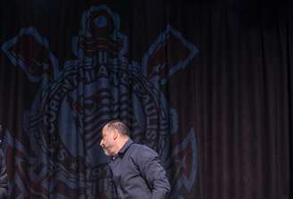 26-05-2025 SÃO PAULO - SP / ESPORTES OE / CORINTHIANS/ VOTAÇÃO IMPEACHMENT AUGUSTO MELO - Presidente do Corinthians, Augusto Melo, faz pronunciamento à imprensa antes do Conselho Deliberativo do Corinthians votar seu impeachment por suspeita de irregularidades no contrato de patrocínio com a empresa VaideBet. Reunião acontece no Parque São Jorge.