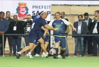 Governador Tarcísio de Freitas, prefeitos, entre eles Ricardo Nunes de São Paulo, e Gilberto Kassab, presidente do PSD, em partida de futebol no estádio do Pacaembu