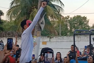 Rapper Oruam deixa a prisão no Rio de Janeiro