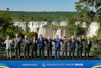 Fotografia oficial dos Presidentes e Chefes de Delegação dos Estados Partes do Mercosul e dos Estados Associados