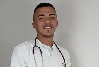 Leandro estuda para se tornar técnico em enfermagem